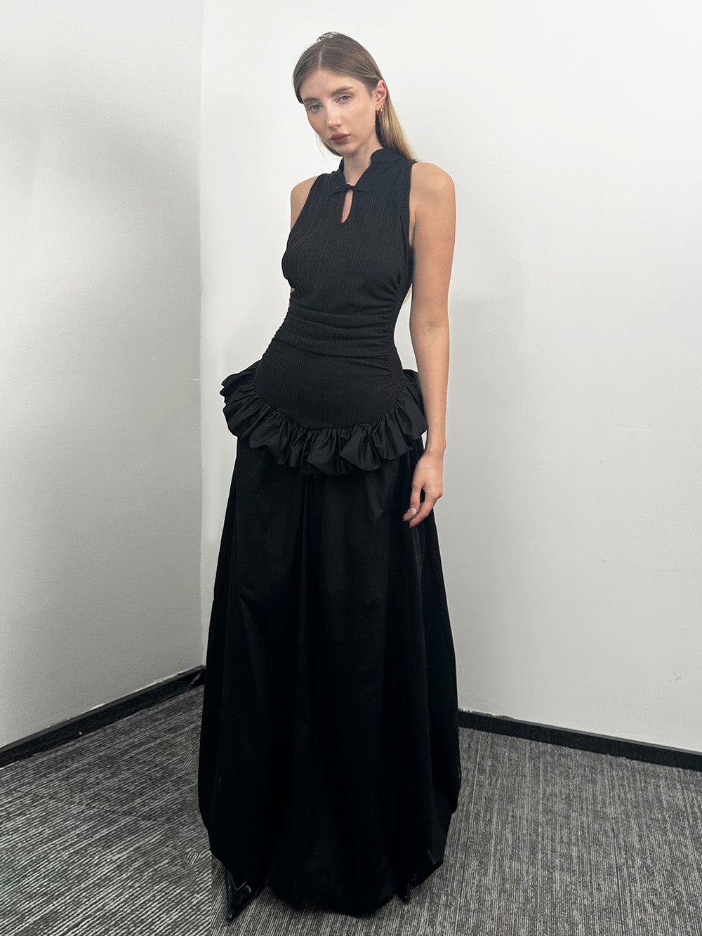MUKZIN 店舗ー女性のためのデザイナーファッション服のブランド