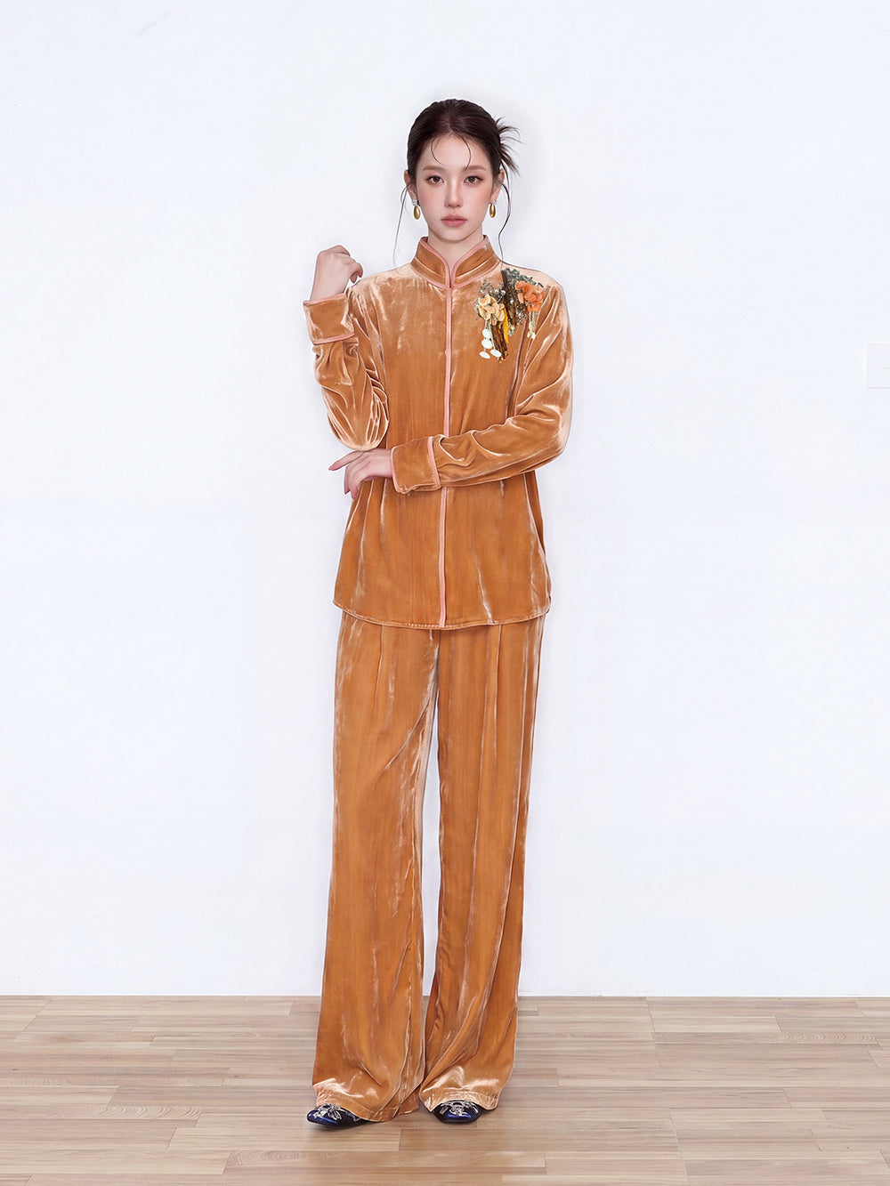 MUKZIN 店舗ー女性のためのデザイナーファッション服のブランド