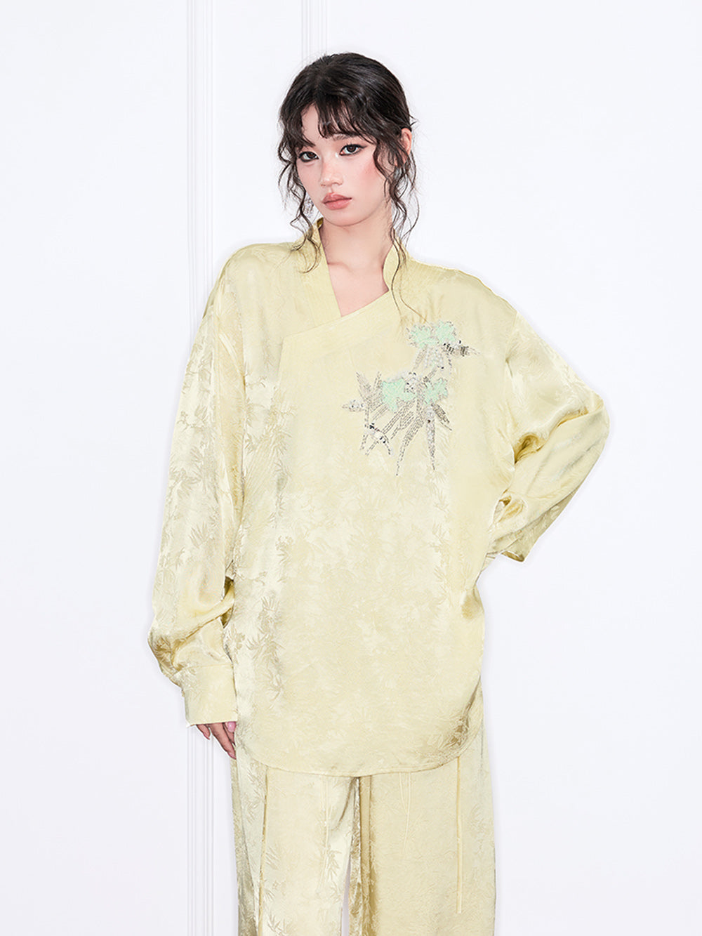 MUKZIN 店舗ー女性のためのデザイナーファッション服のブランド