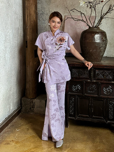 MUKZIN「 カプセルシリーズ 」ライトパープルの中国風ボタンフローラル刺繍ウエスト締めトップス