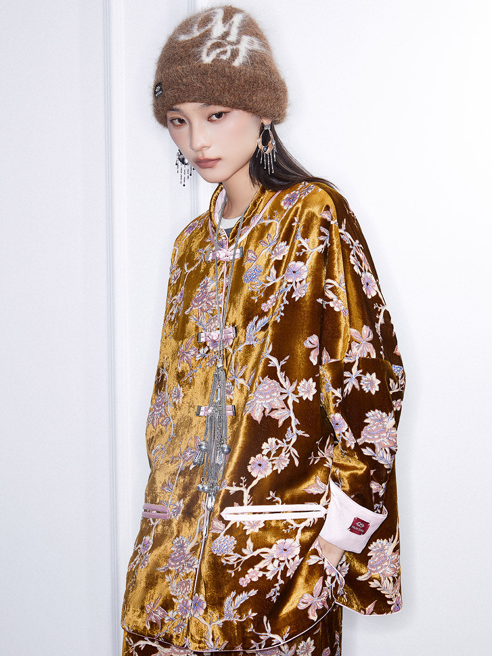 MUKZIN 店舗ー女性のためのデザイナーファッション服のブランド 