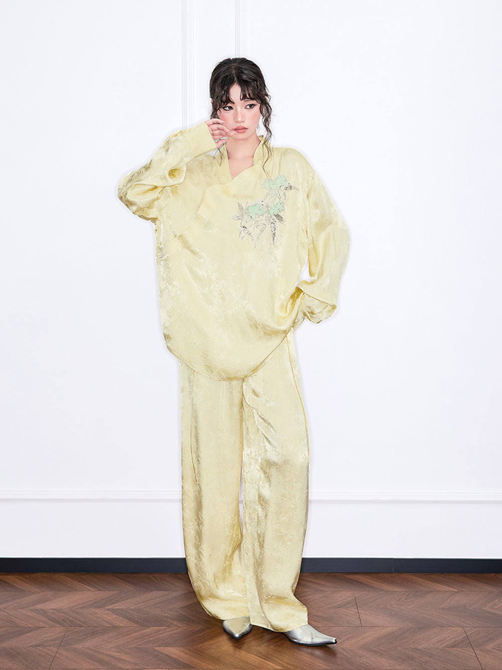 MUKZIN 店舗ー女性のためのデザイナーファッション服のブランド
