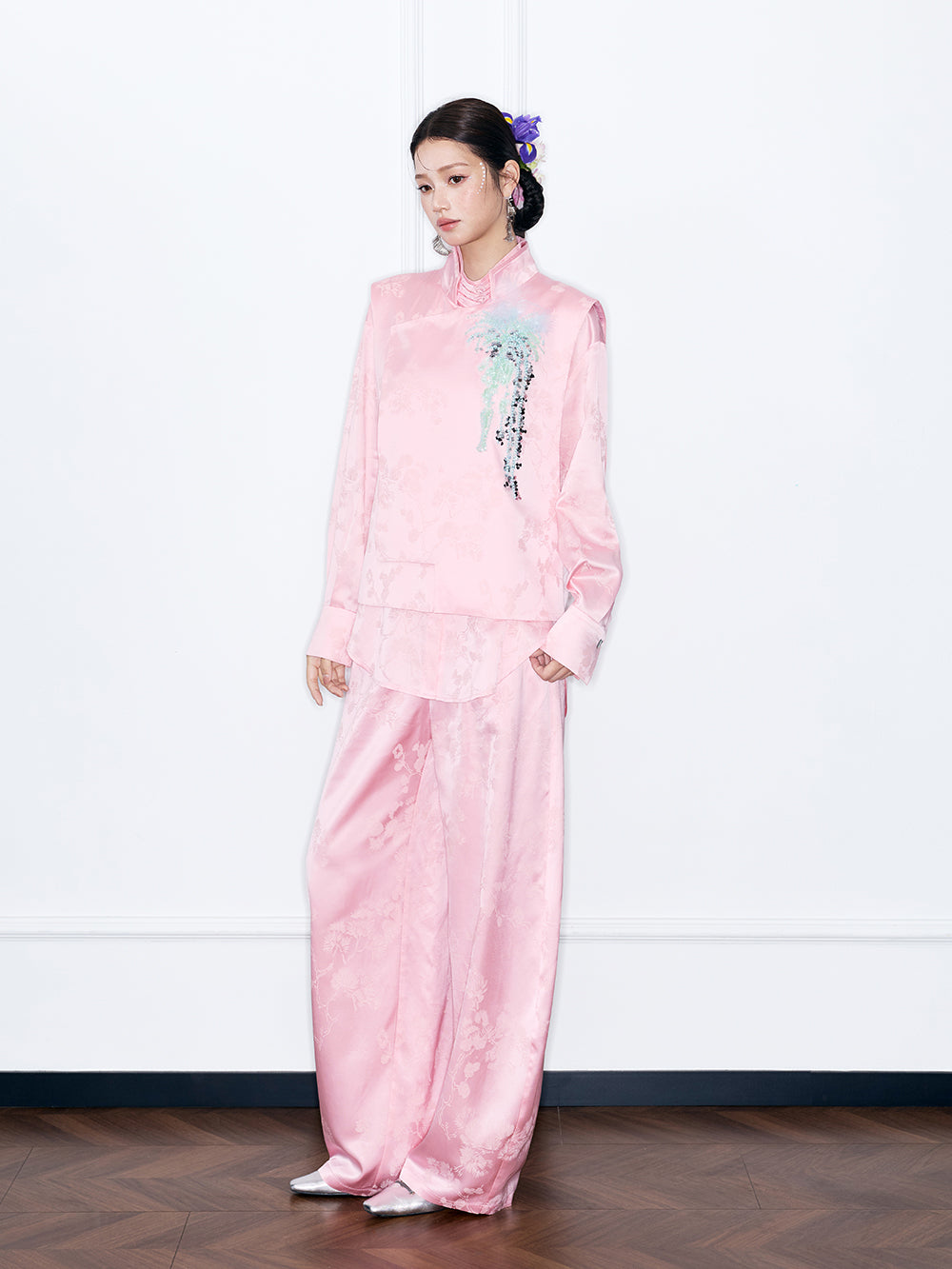 MUKZIN 店舗ー女性のためのデザイナーファッション服のブランド