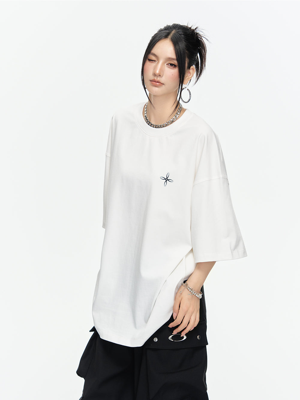 MUKZIN 店舗ー女性のためのデザイナーファッション服のブランド