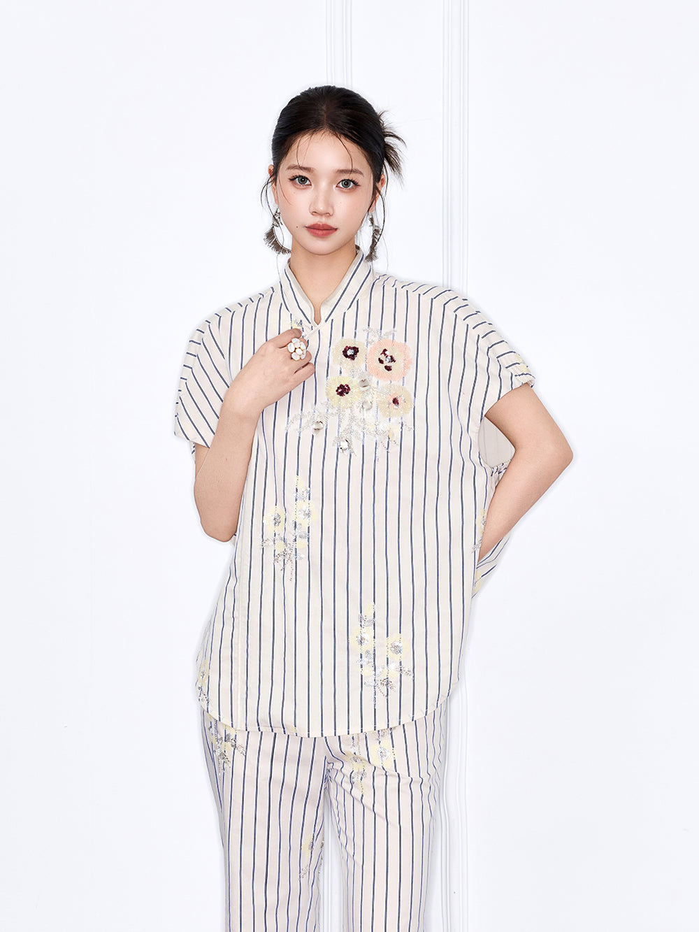 MUKZIN 店舗ー女性のためのデザイナーファッション服のブランド
