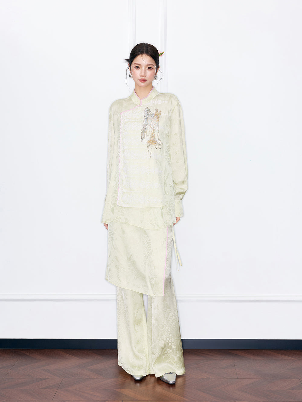 MUKZIN 店舗ー女性のためのデザイナーファッション服のブランド