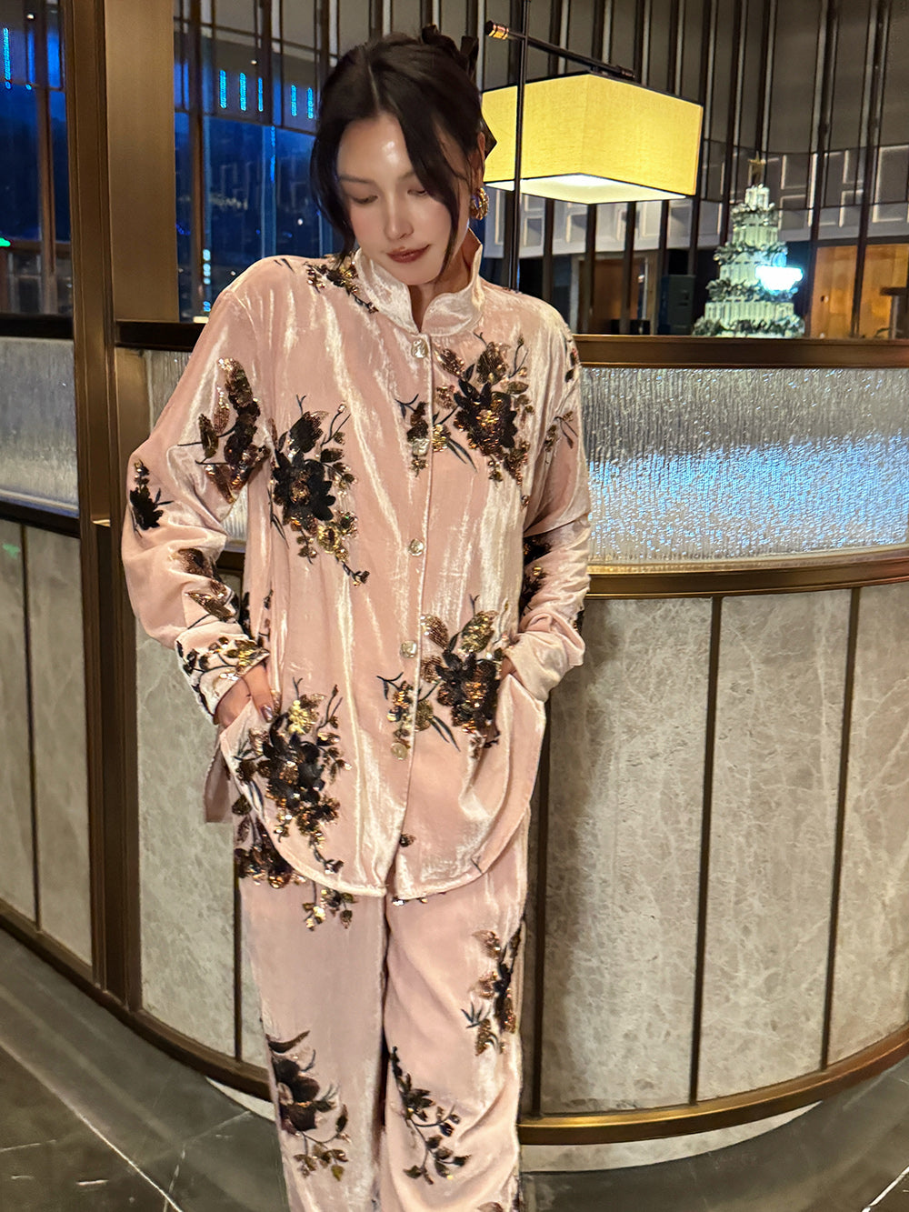 MUKZIN 店舗ー女性のためのデザイナーファッション服のブランド
