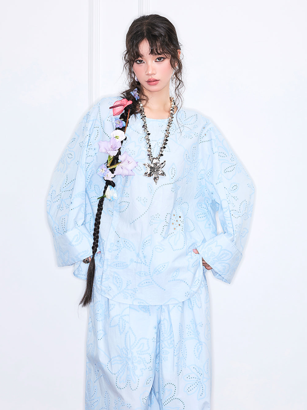 MUKZIN 店舗ー女性のためのデザイナーファッション服のブランド