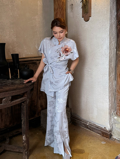 MUKZIN「 カプセルシリーズ 」ライトブルーの中国風ボタンフローラル刺繍ウエスト締めトップス