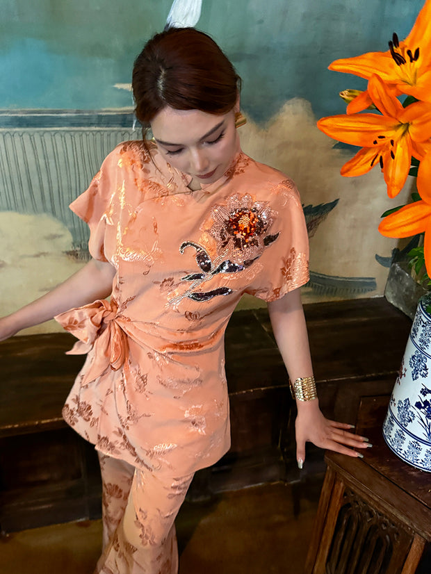 MUKZIN「 カプセルシリーズ 」ライトブルーの中国風ボタンフローラル刺繍ウエスト締めトップス