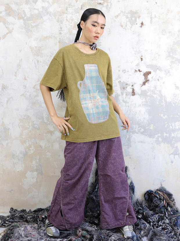 MUKTANK X COOLOTHES 軍緑色の水筒とアリの文字の印刷、炒め色加工と古びた見せ方の明色糸の半袖 T シャツ。