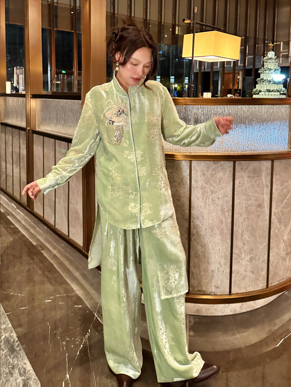 MUKZIN 店舗ー女性のためのデザイナーファッション服のブランド