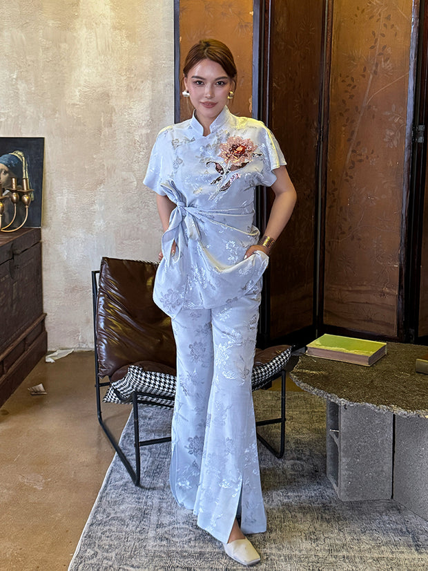 MUKZIN「 カプセルシリーズ 」ライトブルーの中国風ボタンフローラル刺繍ワイドレッグパンツ
