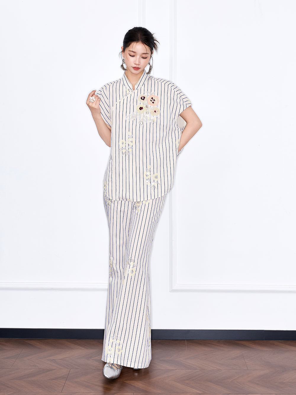 MUKZIN 店舗ー女性のためのデザイナーファッション服のブランド