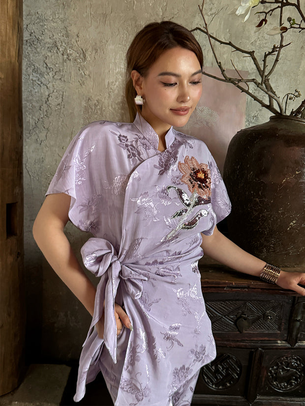 MUKZIN「 カプセルシリーズ 」ライトパープルの中国風ボタンフローラル刺繍ウエスト締めトップス