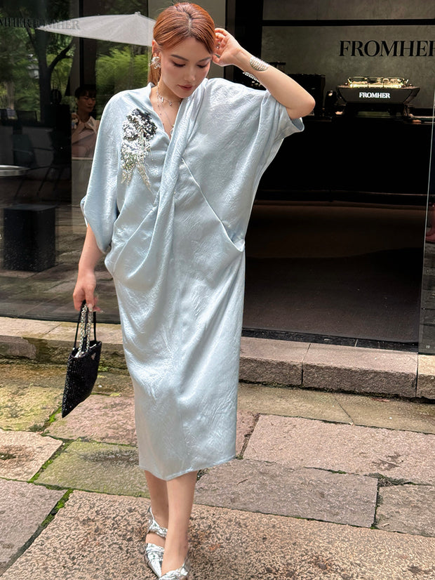 MUKZIN「 カプセルシリーズ 」オフホワイトのクロス V ネックゴールドオーナメント刺繍ルーズワンピース