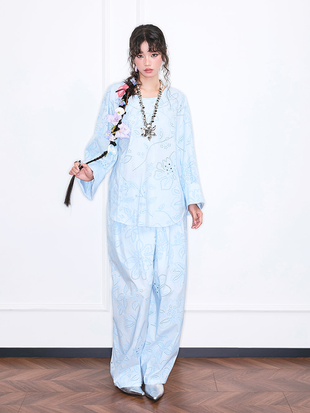 MUKZIN 店舗ー女性のためのデザイナーファッション服のブランド
