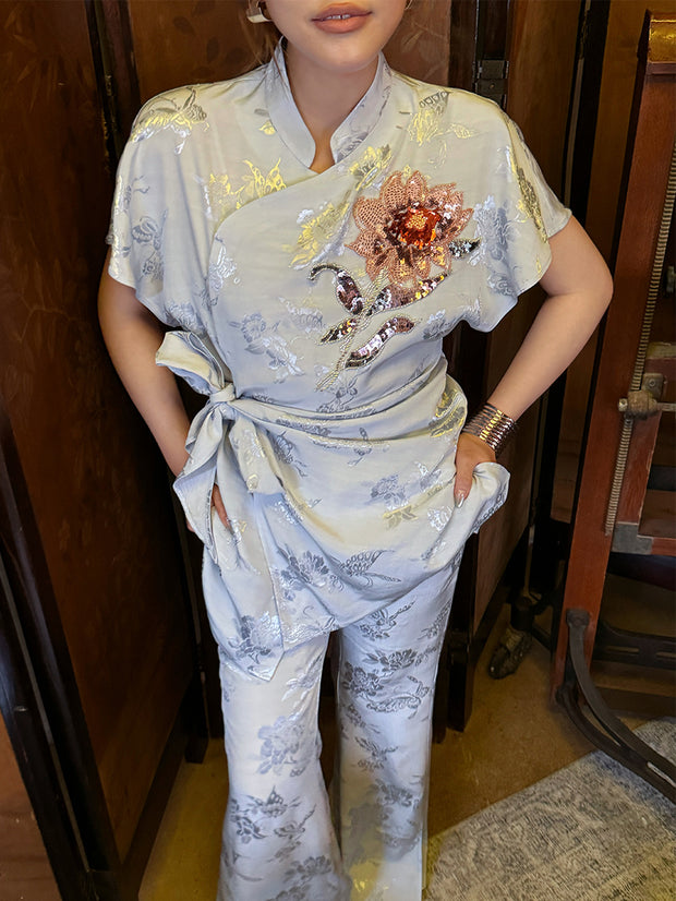 MUKZIN「 カプセルシリーズ 」ライトブルーの中国風ボタンフローラル刺繍ウエスト締めトップス