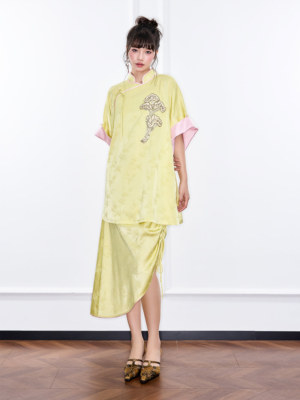 MUKZIN 店舗ー女性のためのデザイナーファッション服のブランド