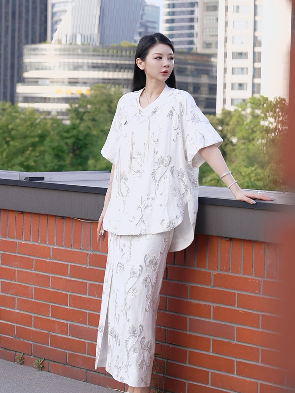 MUKZIN 店舗ー女性のためのデザイナーファッション服のブランド