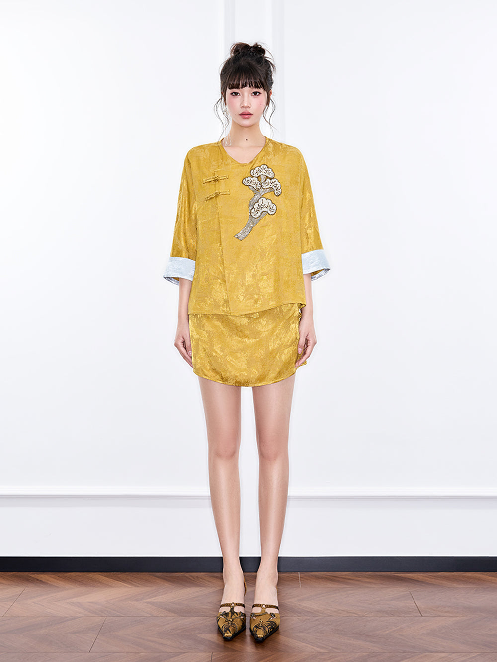 MUKZIN 店舗ー女性のためのデザイナーファッション服のブランド