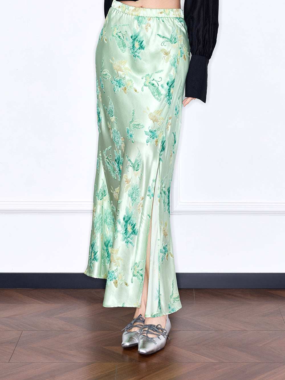 MUKZIN 店舗ー女性のためのデザイナーファッション服のブランド